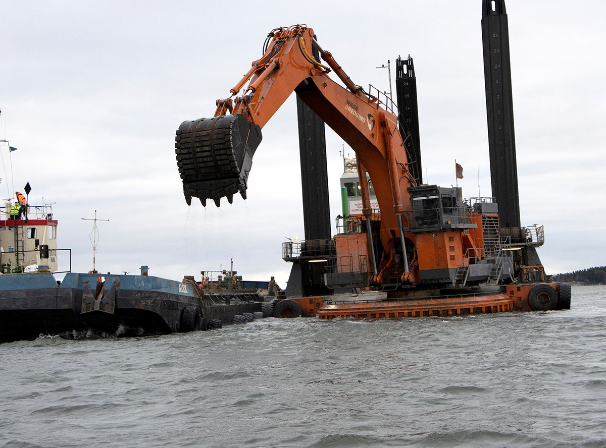 The Swedish Maritime Administration’s most recent dredging was conducted from autumn 2020 to spring 2021, and the project involved dredging the fairway to Hargs Hamn in Uppland. The majority of the Swedish Maritime Administration’s forthcoming projects will involve the use of both environmental dredging buckets and trailing suction hopper dredgers. Photo: Agne Hörnestig The Swedish Maritime Administration’s most recent dredging was conducted from autumn 2020 to spring 2021, and the project involved dredging the fairway to Hargs Hamn in Uppland. The majority of the Swedish Maritime Administration’s forthcoming projects will involve the use of both environmental dredging buckets and trailing suction hopper dredgers. Photo: Agne Hörnestig