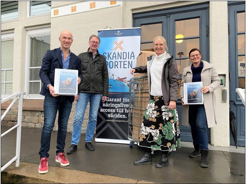 Tilståndsansökan med miljökonsekvensbeskrivning lämnas till Mark-och miljödomstolen i Vänersborg den 22 december 2020.. Från vänster projektledarna Patrik Benrick, Sjöfartsverket och Jan Andersson, Göteborgs Hamn. Vidare Kristina Bernstén, delprojektledare miljö, Göteborgs hamn samt Maria Paijkull, Sjöfartsverkets juridiska ombud. Foto: Göteborgs Hamn AB. Tilståndsansökan med miljökonsekvensbeskrivning lämnas till Mark-och miljödomstolen