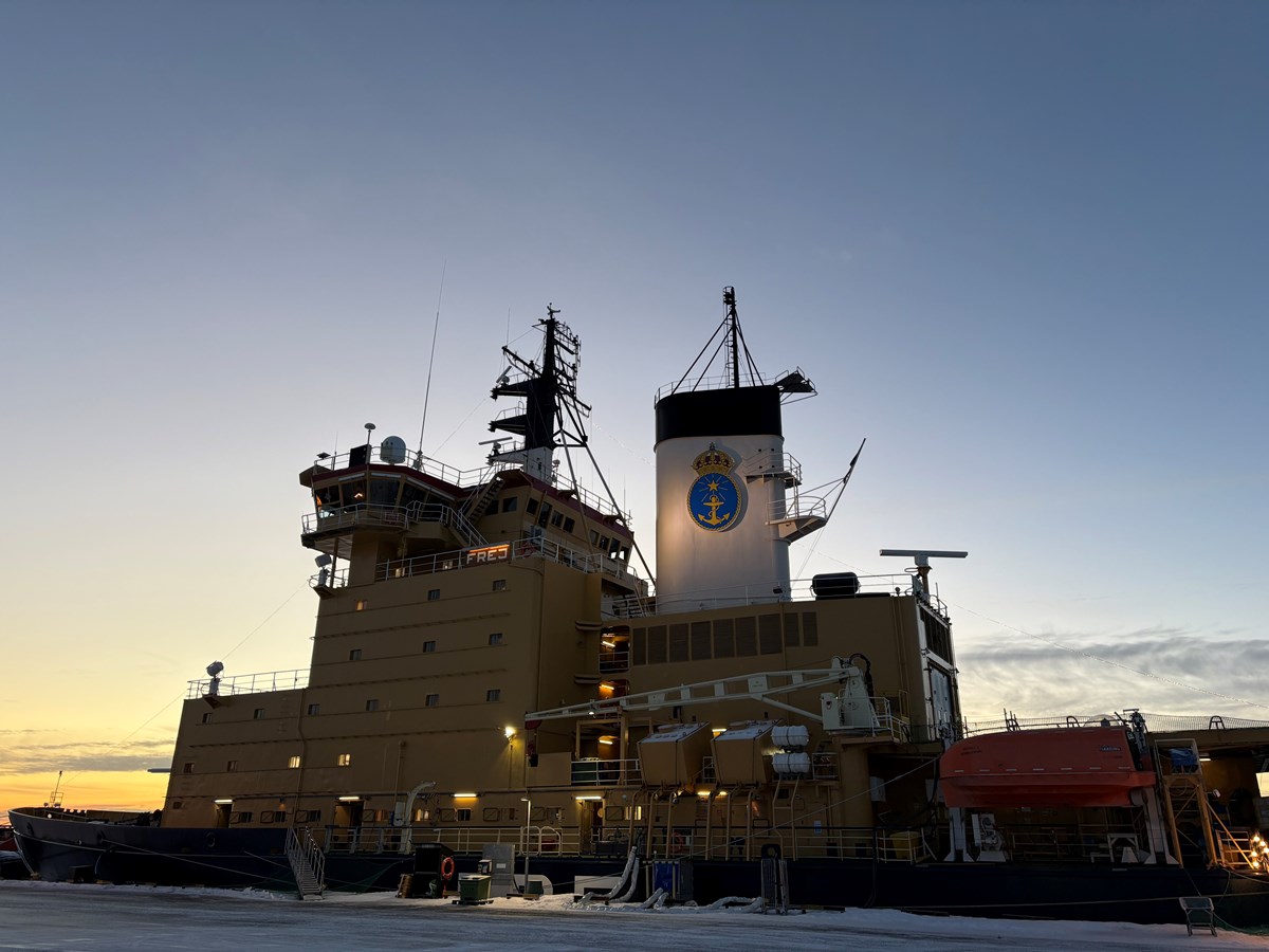 Isbrytaren Frej ligger vid kaj i luleå. Skymning.
