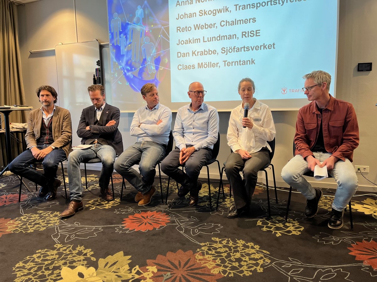 Talare under konferensen på scenen