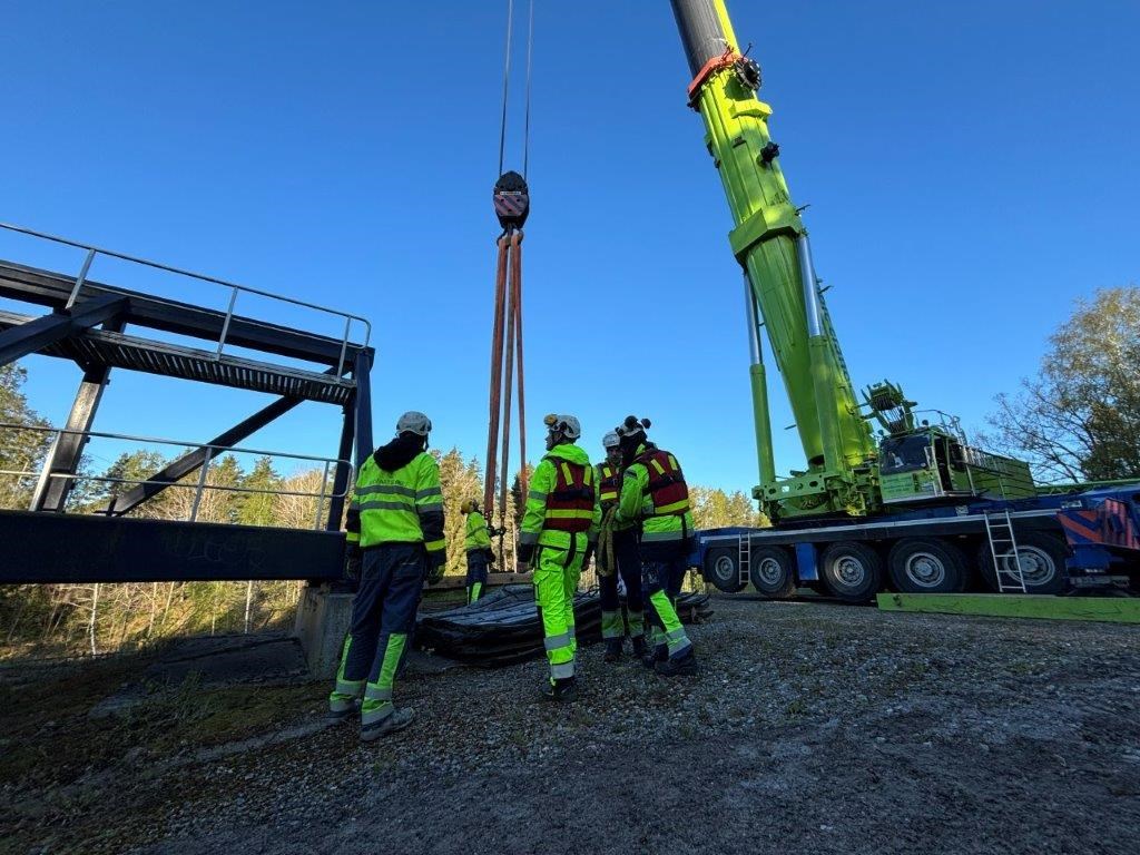 Lyftkran, arbetande personer med varselkläder. Lyftkran, arbetande personer med varselkläder.