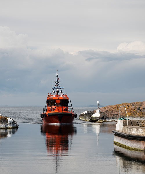 Bild på lotsbåt som kommer in i hamnen