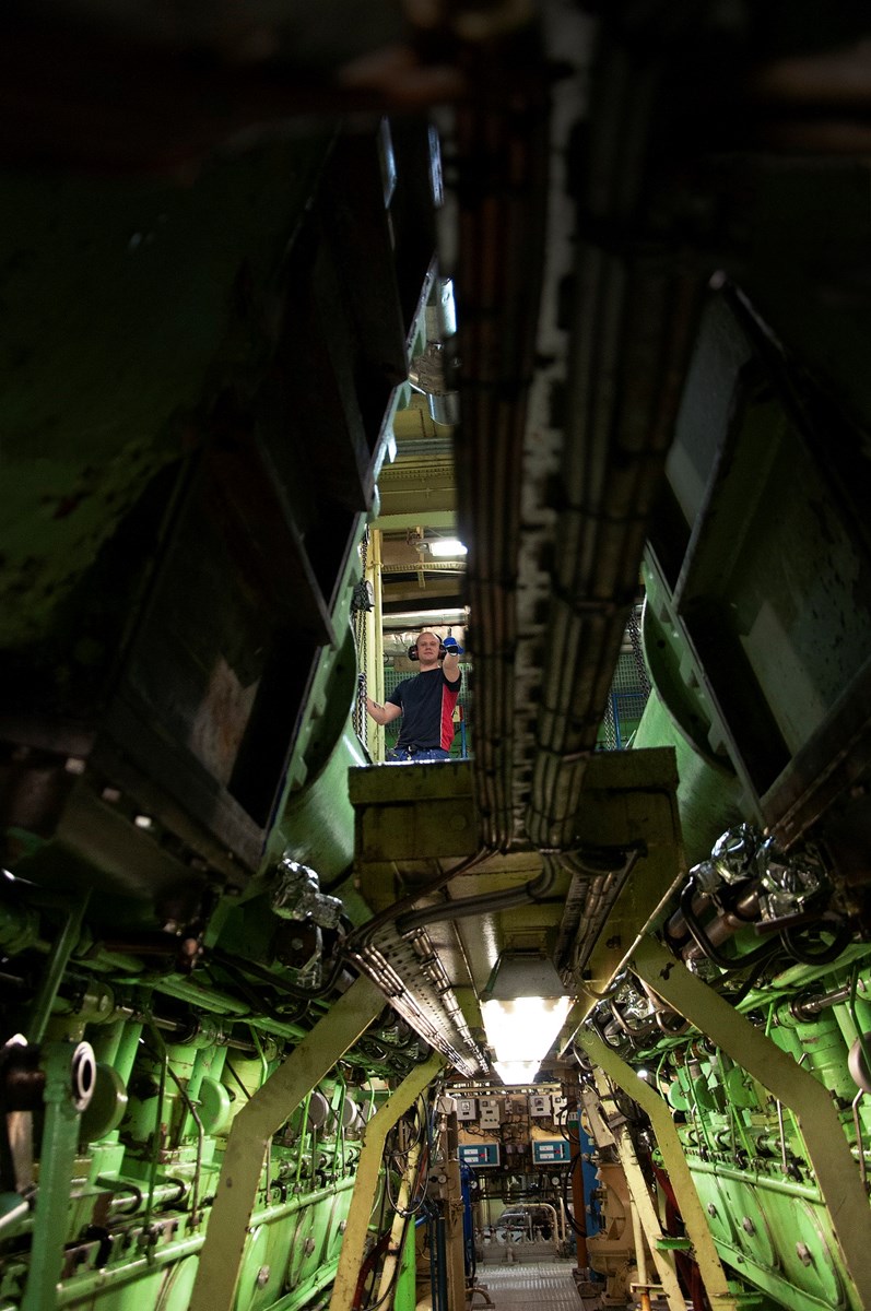 Richard Johansson gör tummen upp för varje ventil som öppnas. Läs mer om livet ombord på isbrytarna i Sjörapporten 1, 2020. Foto: Agne Hörnestig Richard Johansson gör tummen upp för varje ventil som öppnas