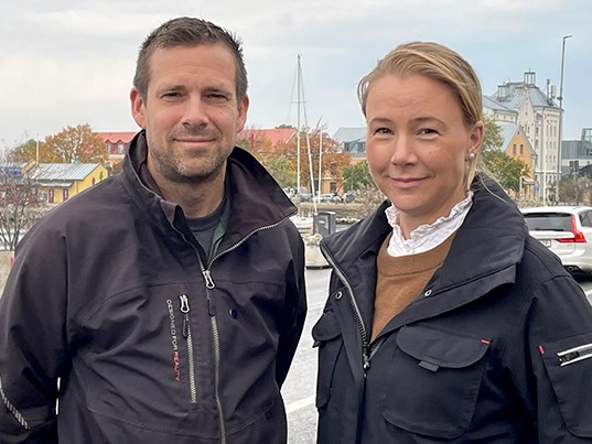 Per Falkgren, projektledare Fortifikationsverket och Melica Cliffoord, projektledare Sjöfartsverket. En man och en kvinna i blå jackor.