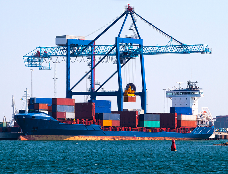 Containerfartyg i Malmö hamn Containerbåt i Malmö hamn