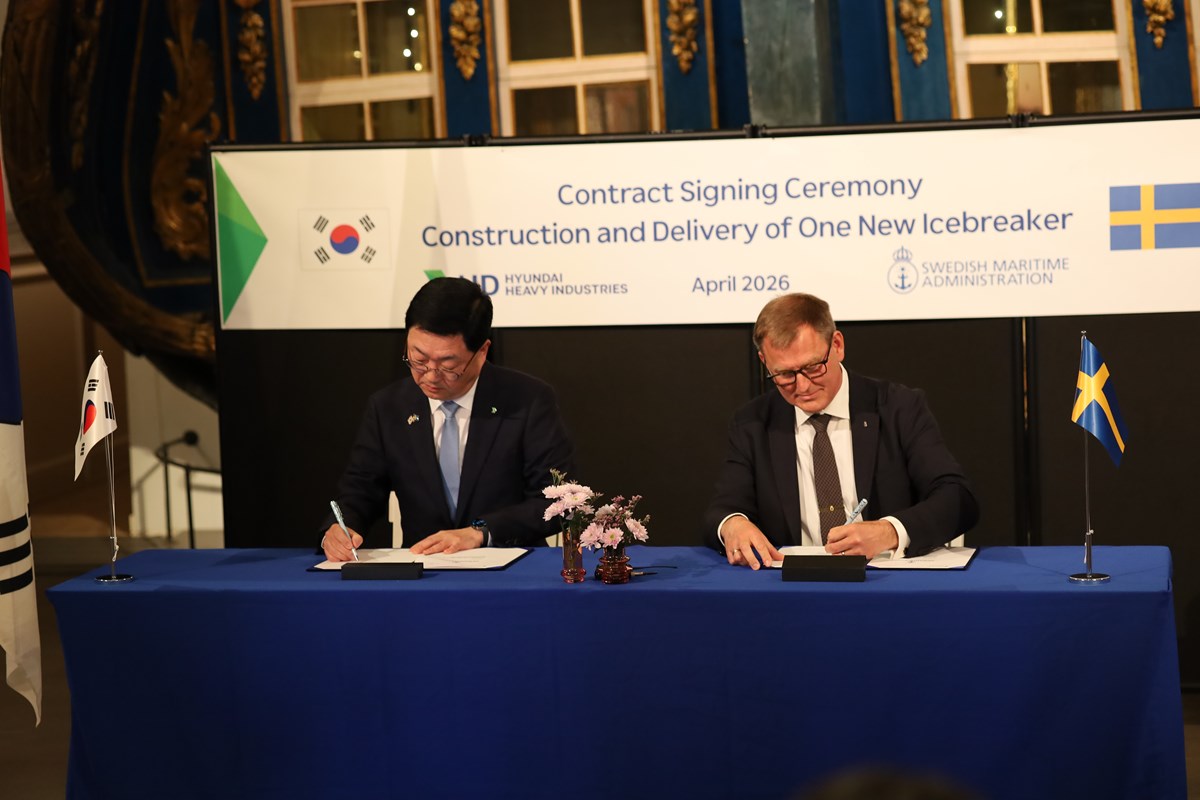 HHI president och erik Eklund skriver under kontraktet för bygget av Sveriges nya isbrytare