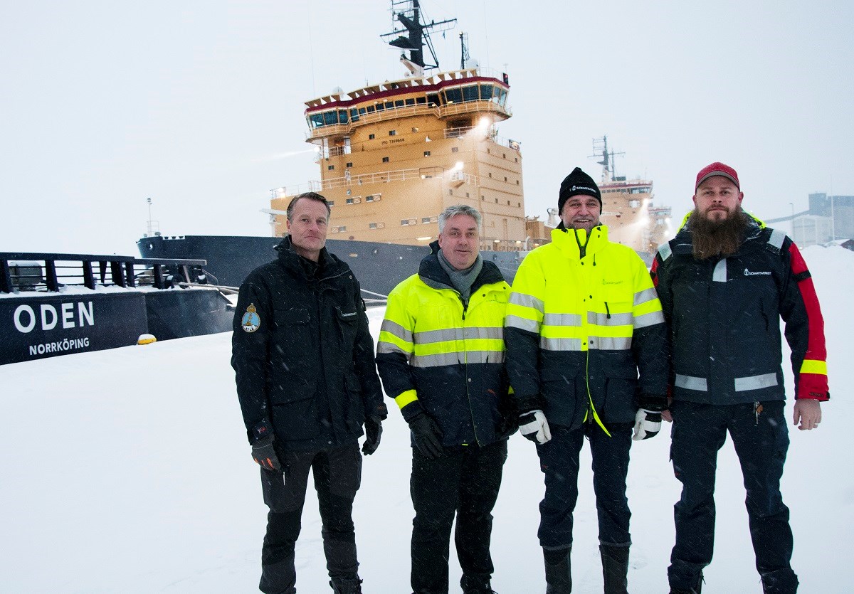 Några av befälhavarna på Sjöfartsverkets statsisbrytare som är stationerade i Luleå. Från vänster Karl Herlin, Atle, Mattias Pettersson, Oden, Göran Forss, Frej och Ivan Öström, Ymer. Isbrytarkaptener samlade på kajen i Luleå