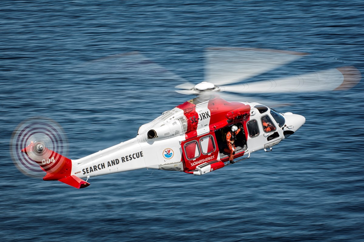 Med Biojet kan utsläppen från sjö- och flygräddningshelikoptrarna minska med 30 procent. Foto: Lloyd Horgan. En helikopter flyger över vattnet.