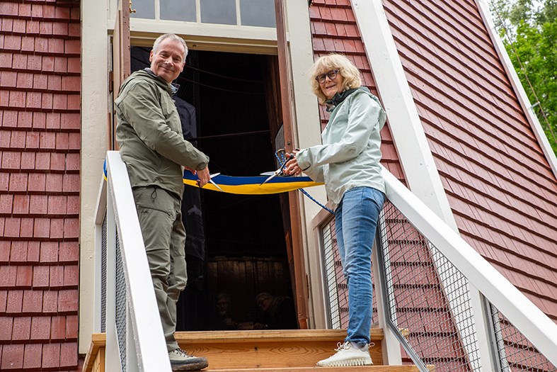 Johan Kuylenstierna, GD Naturvårdsverket och Åsa Sundberg, Sjöfartsverkets styrelseordförande, klippte bandet och återinvigde fyren.