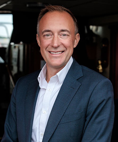 Joel Smith, tillförordnad generaldirektör och direktör infrastruktur. Bild på tf GD joel Smith som sitter i en lotsbåt