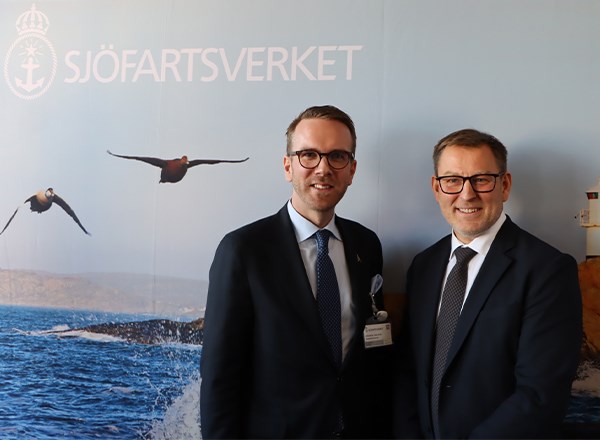 Infrastruktur- och bostadsminister Andreas Carlson (t v) introducerade Sjöfartsverkets tillträdande generaldirektör Erik Eklund. Porträtt på minister och ny GD