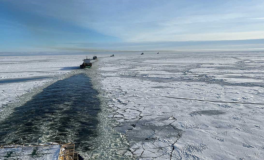 Foto: Erik Andersson, befälhavare Oden Bild på Oden som bryter is till flera andra fartyg en solig vinterdag