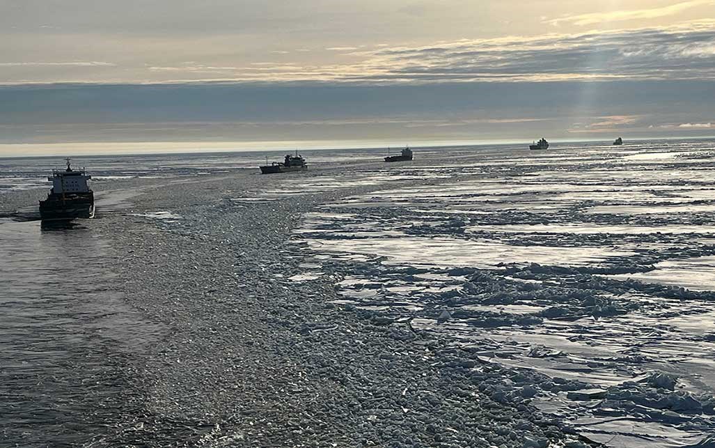 Foto: Erik Andersson, befälhavare Oden Bild på Oden som bryter is framför 4 andra fartyg