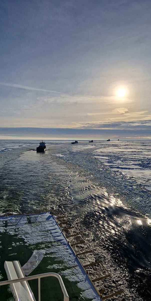 Foto: Erik Andersson, befälhavare Oden. Bild på Oden som bryter is en solig dag framför 4 andra fartyg
