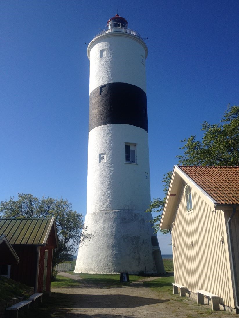 Bild på fyren långe jan med hus i förgrunden och en blå himmel Bild på fyren långe jan med hus i förgrunden och en blå himmel