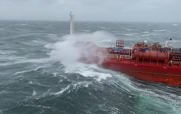 Bilden visar ett fartyg under stormen  Dave