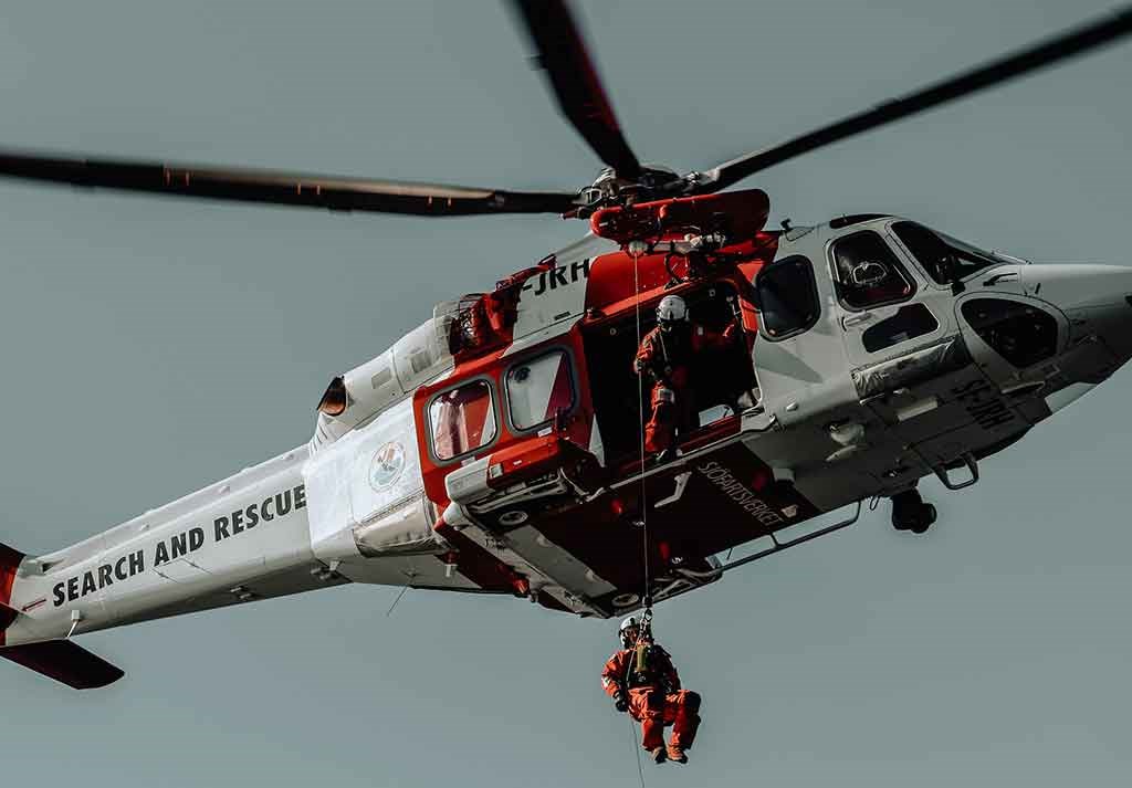 Helikopter som hjälper till vid ett räddningsärende Helikopter som hjälper till vid ett räddningsärende