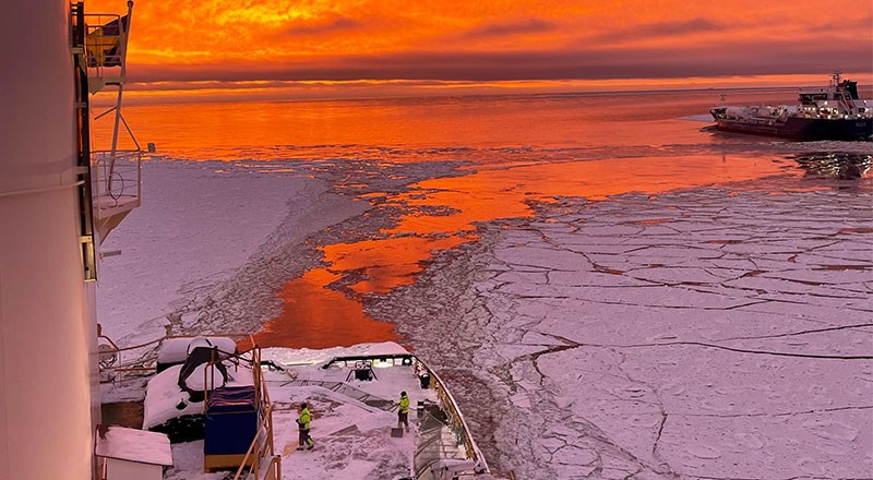 Foto: Karl Herlin, Befälhavare Atle. Bild på isbrytare som beger sig ut på havet