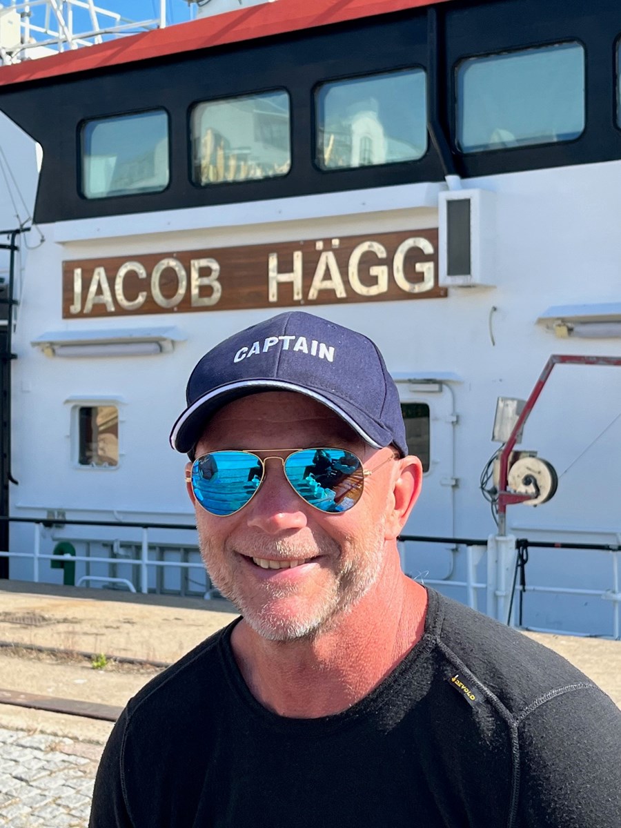David Sten, befälhavare på Jacob Hägg. David Sten som står framför arbetsfartyget Jacob Hägg