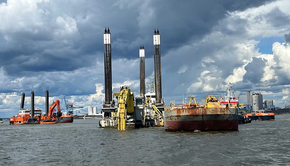 Bild på muddringen i malmporten Bild på muddringen i malmporten