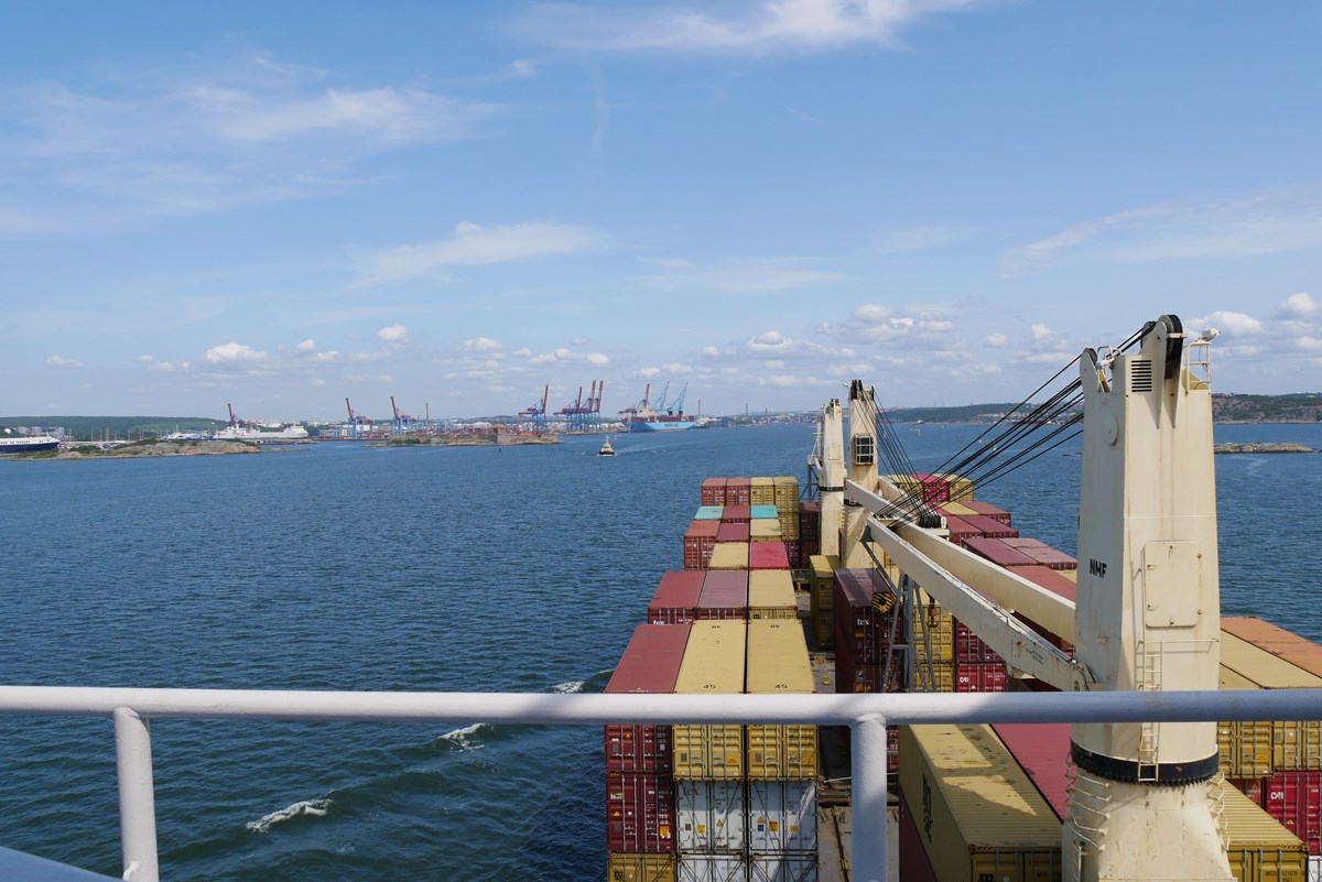 Bild på fartyg som är på väg in i göteborgs hamn Bild på fartyg som är på väg in i göteborgs hamn