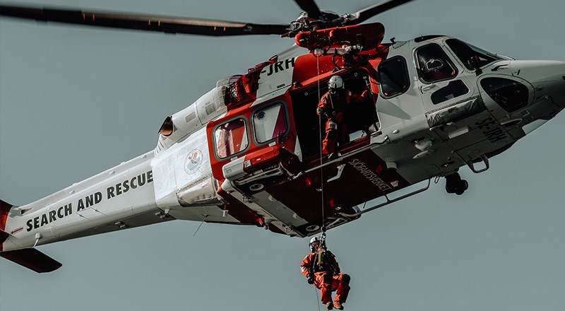 Bild på helikopter som räddar liv