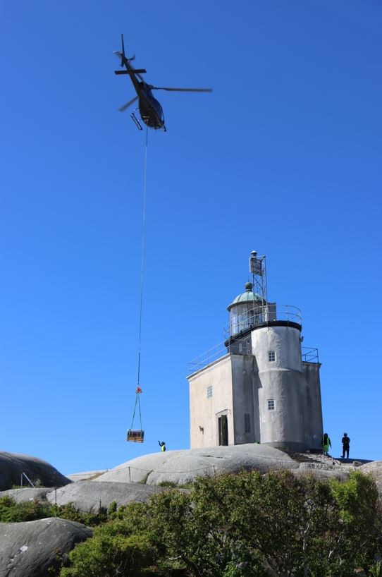 Bild på helikopter när dom lastar saker till renoveringen av tistlarnas fyr Bild på helikopter när dom lastar saker till renoveringen av tistlarnas fyr