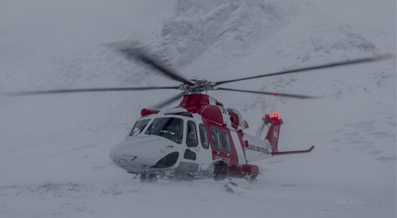 Bild på helikopter som lyfter från en snöfylld landningsbana Bild på helikopter som lyfter från en snöfylld landningsbana