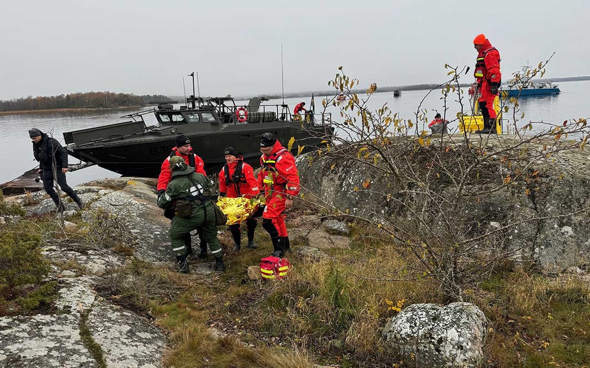 Bild på en sjöräddningsövning. 5 personer tränar på en docka. Bild på en sjöräddningsövning. 5 personer tränar på en docka.