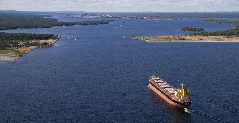 Fartyg på väg in mot Luleå hamn. Foto: Fredrik Broman. Insegling i Luleå