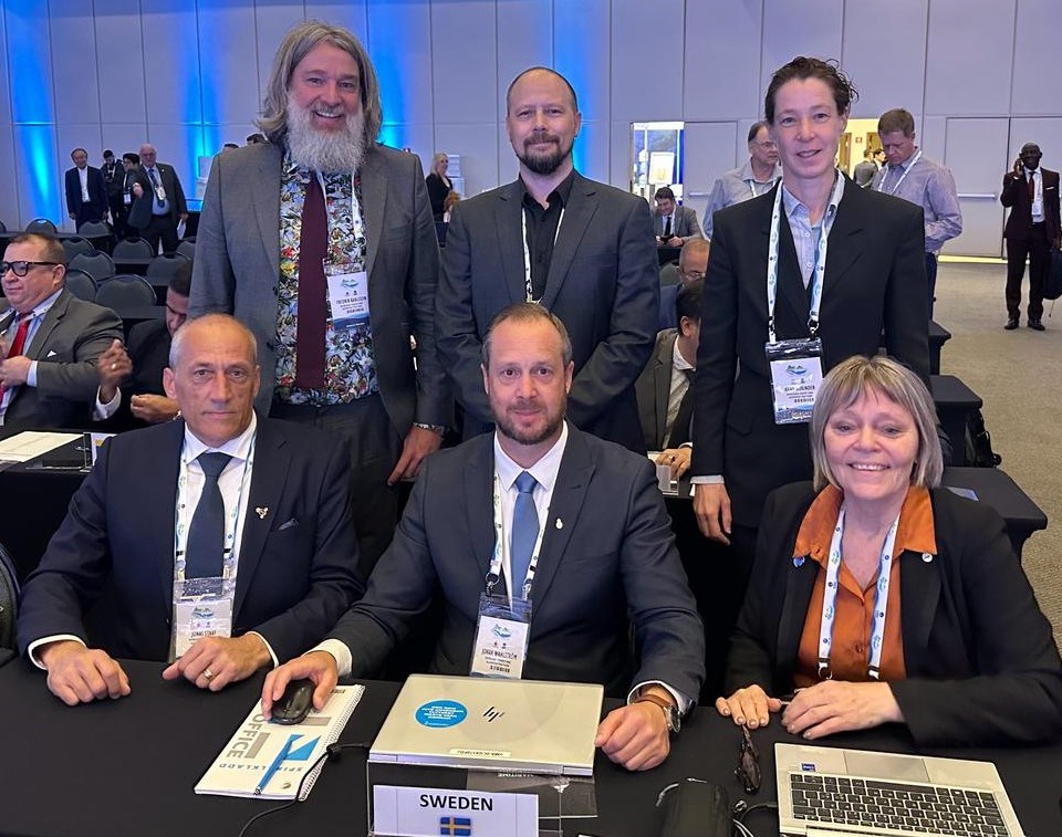 Sveriges delegation. Övre raden från vänster: Fredrik Karlsson (ENAV), Johan Westerlund (ARM), Anna Norinder, affärsdirektör. Nedre raden från vänster: Jonas Staaf (ENG) Johan Wahlström, delegationsledare, Monica Sundklev (VTS) Transportstyrelsen. Bild på svenska rådet IALA council
