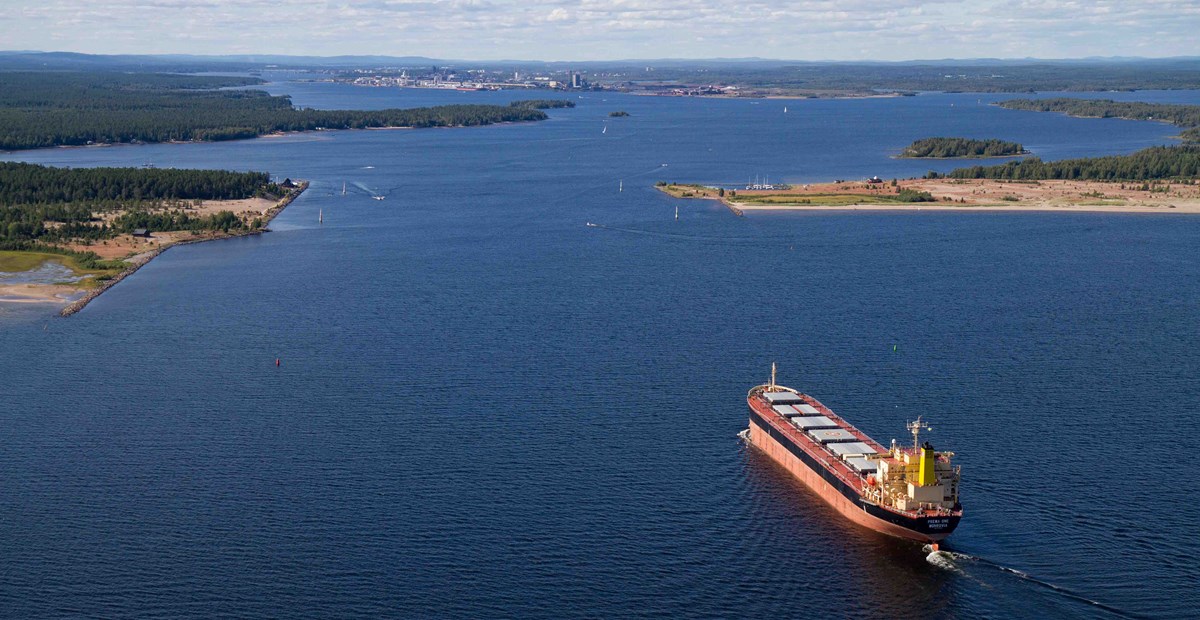 Insegling till Luleå hamn.