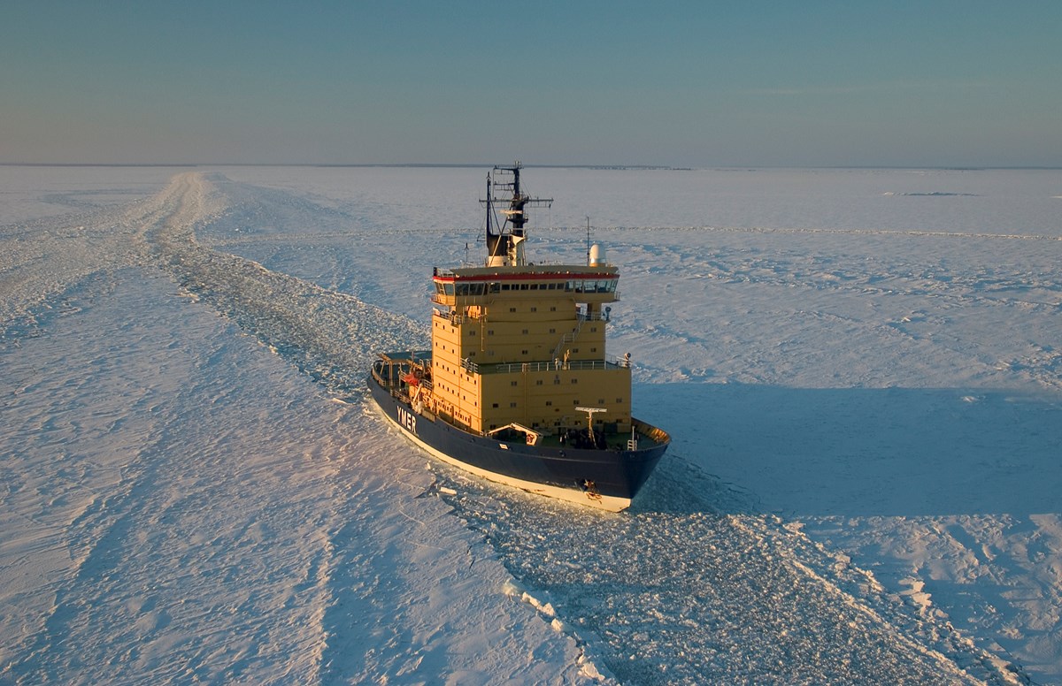 Isbrytaren Ymer åker genom is i Bottenhavet