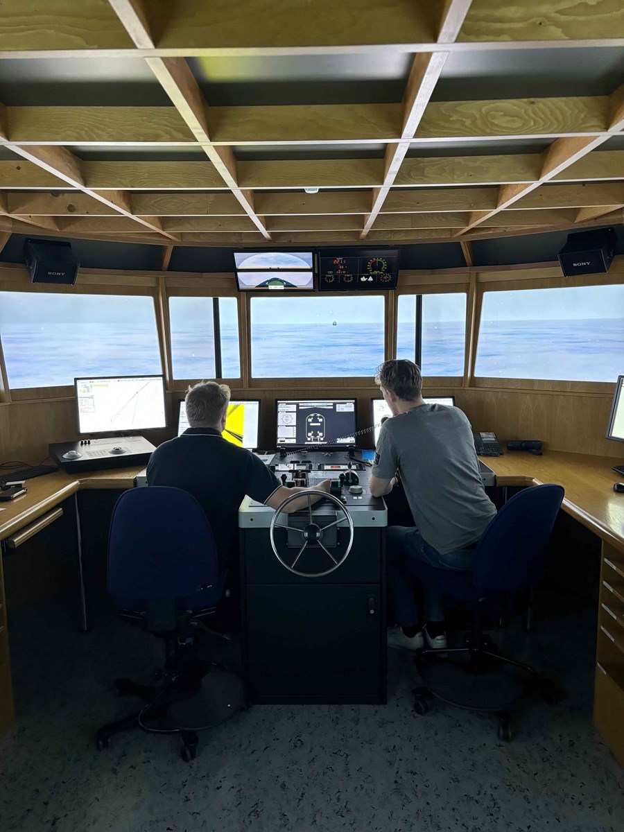 Bild på en elev som får undervisning i simulatorn Bild på en elev som får undervisning i simulatorn