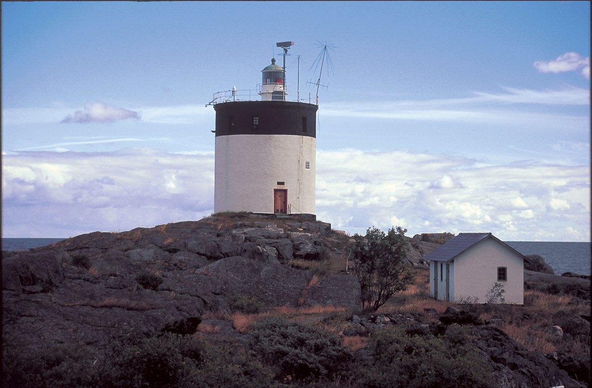 Svartklubbens stenkolsfyr, som stått ståtligt sedan 1820. Bild på fyren på Svartklubben
