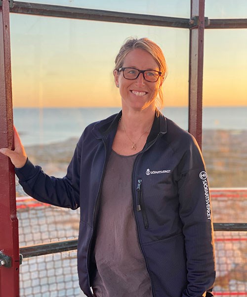 Emma Wegrell, kulturmiljöspecialist på Sjöfartsverket, visar upp fyren. Foto: Thomas Eriksson. Emma Wegrell som står vid Måseskär fyr