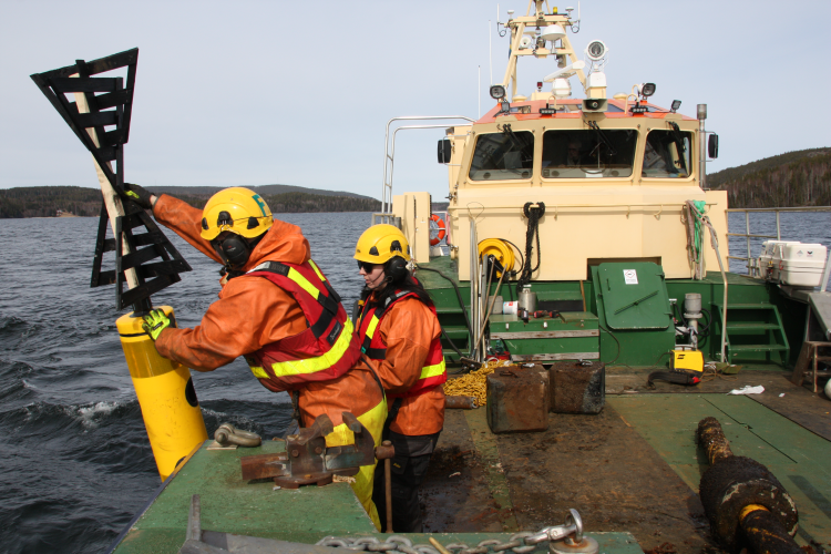 Foto: Daniel Lindblad/Sjöfartsverket Två farledstekniker på en arbetsbåt.