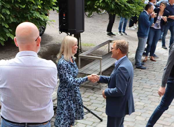 Erik Eklund hälsas välkommen av sina nya kollegor... Erik hälsas välkommen av sina kommande kollegor...
