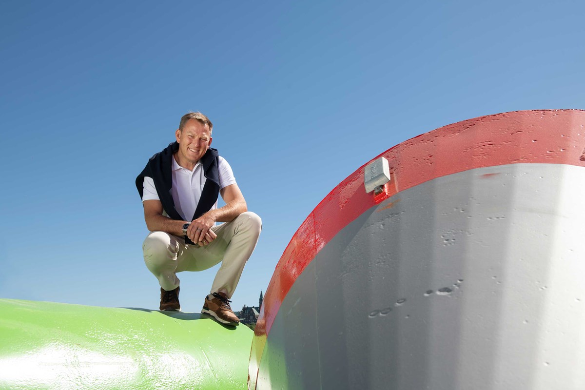 Erik Eklund som sitter bredvid en tank under porträttfoto Erik Eklund som sitter bredvid en tank under porträttfoto