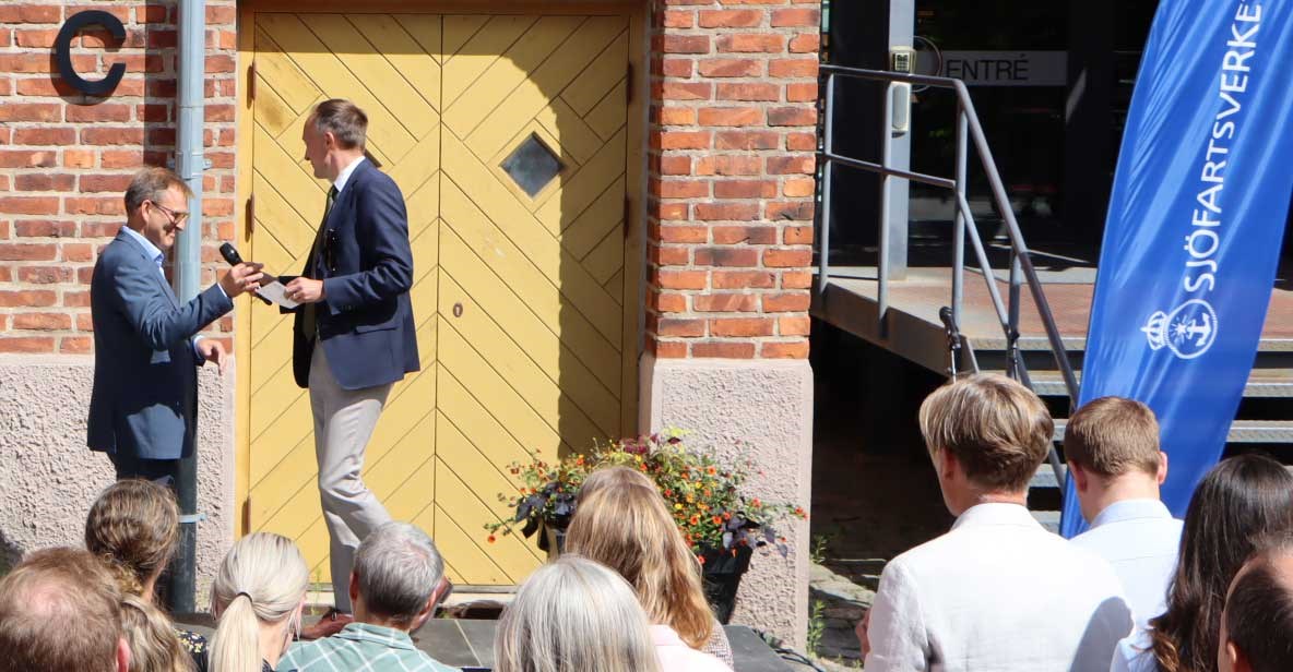 Den tillförordnade generaldirektören Joel Smith tackar för sig och välkomnar Erik Eklund som ny generaldirektör. Joel Smith lämnar över som GD till Erik Eklund