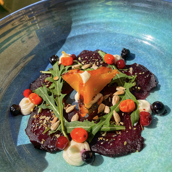 Carpaccio på beta med chèvrekräm, picklade nordiska bär samt honungsglace och lingoncrunch. Carpaccio på beta med chèvrekräm, picklade nordiska bär samt honungsglace och lingoncrunch.