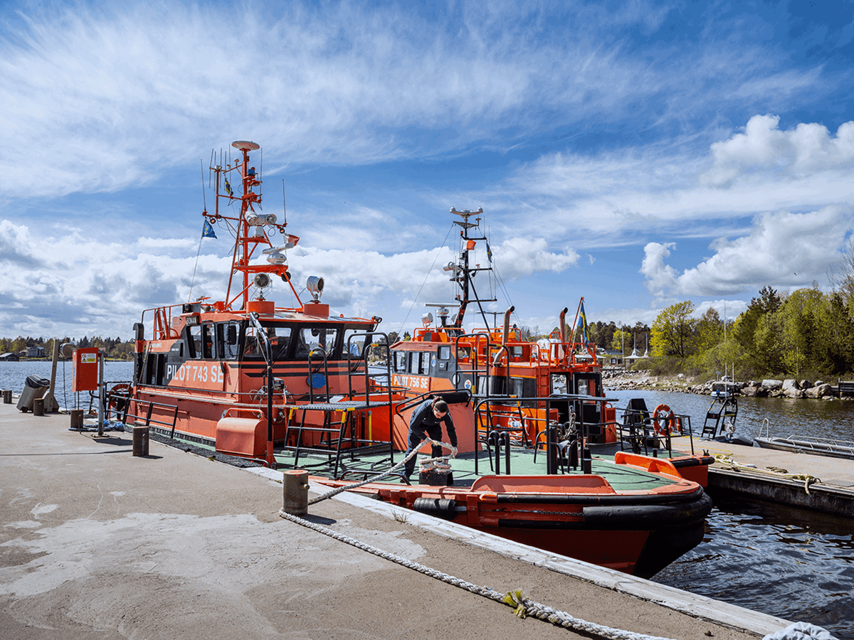 Bild på lotsbåtar som ligger vid hamnen Bild på lotsbåtar som ligger vid hamnen