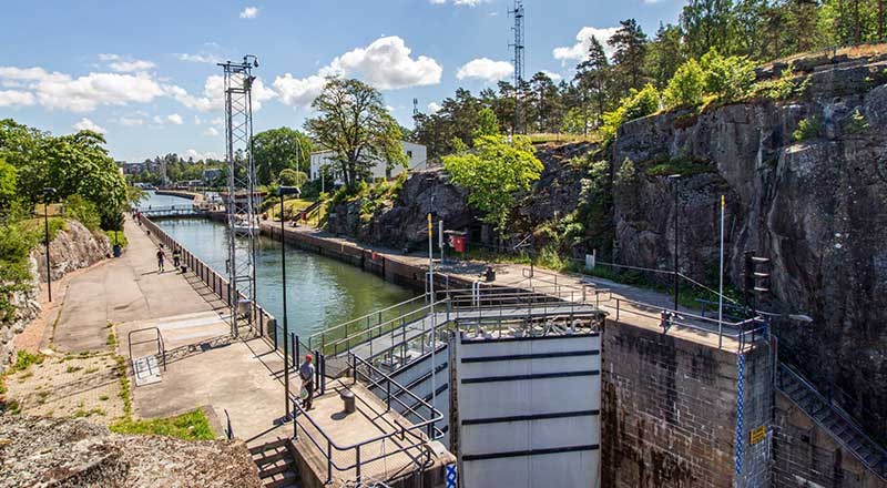 Bild på trollhätte kanal med båtar i bakgrunden