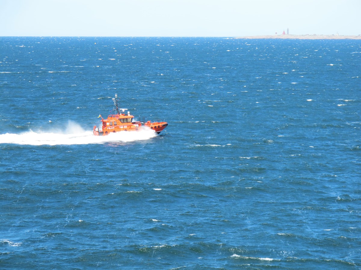 Bild på lotsbåt som åker ute på havet