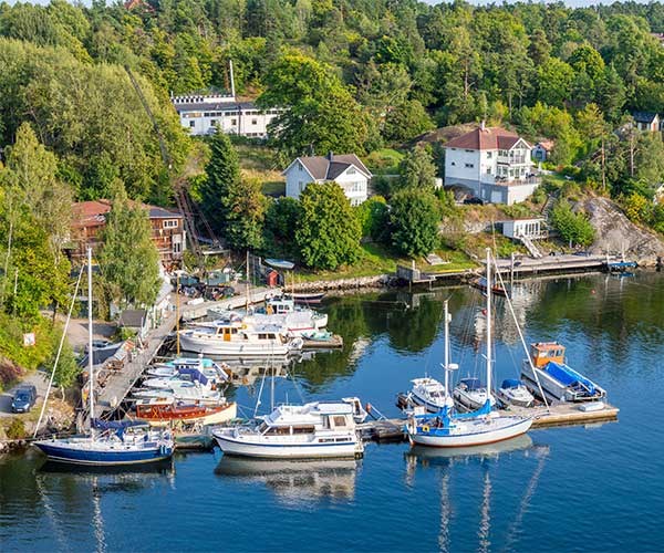Bild på privata båtar som ligger vid en privat brygga