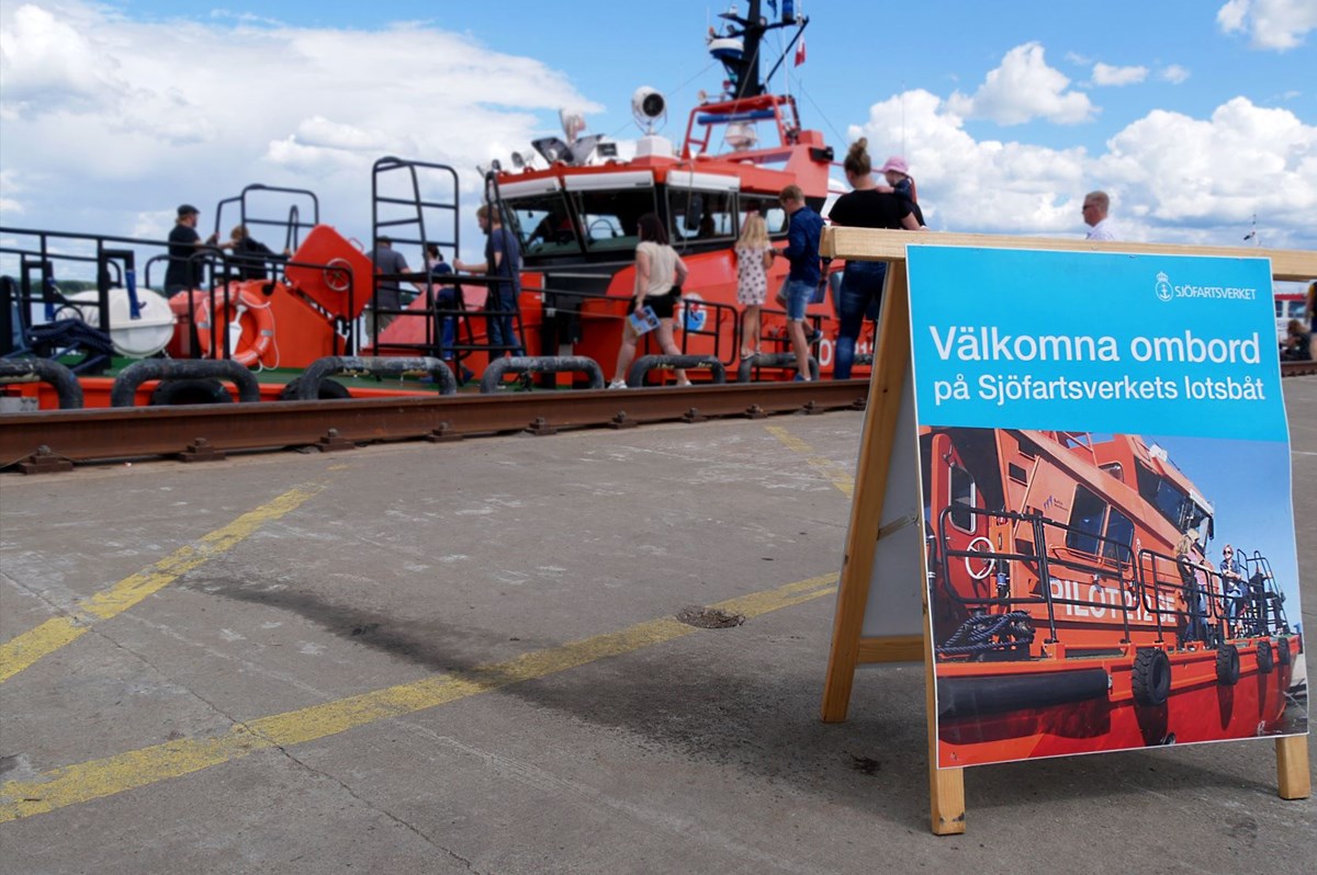 Bild på lotsbåt och medborgare som stiger ombord