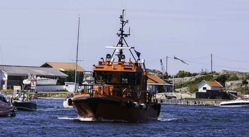 Lotsbåt som far in mot hamnen en fin dag i skärgården
