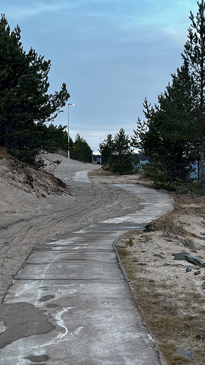 Belysningsstolpar längs gång- och cyjkelstråk.