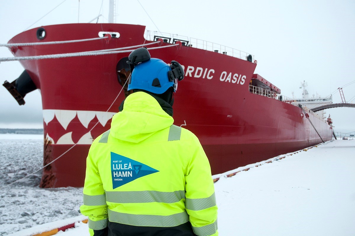 Fartyget Nordic Oasis, 225 x 32 meter, lastade 51.000 ton pellets och fines, förädlad och pulveriserad järnmalm, men sedan fick hon gå ut på djupare vatten för att lasta fullt med hjälp av mindre fartyg som kom ut med last. Den tids- och kostnadsfördyringen tas bort när projekt Malmporten blir verklighet med djupare hamn och farled. Foto: Agne Hörnestig fartyget Nordic Oasis, 225 x 32 meter, lastade i januari -18 51.000 ton pellets och fines, förädlad och pulveriserad järnmalm, men sedan fick hon gå ut på djupare vatten för att lasta fullt. Den tids- och kostnadsfördyringen tas bort när projekt Malmporten blir verklighet med djupare hamn och farled.