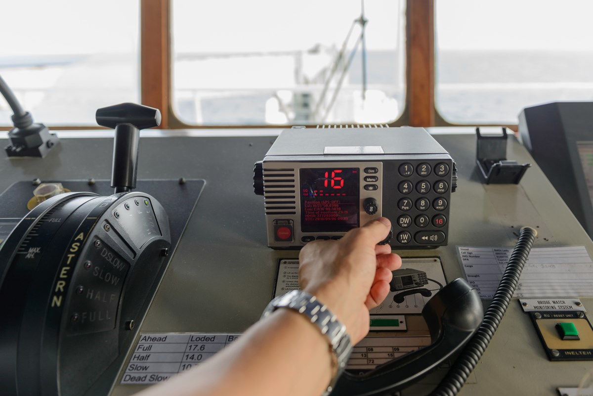 Nödkanalen 16 används på VHF-radion Nödkanalen 16 på VHF-radion